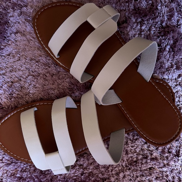 Women’s White Flat Sandals NWOT - Picture 2 of 7